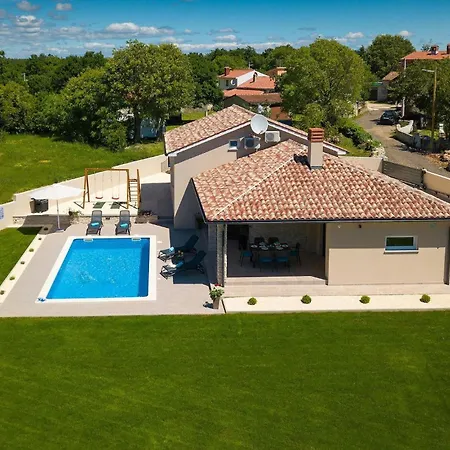 Marty Holiday home