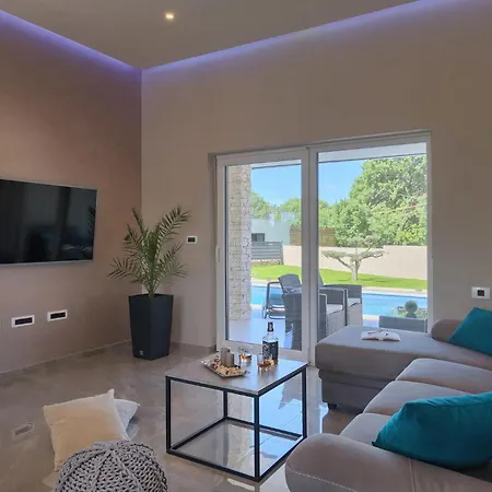 Marty Holiday home *